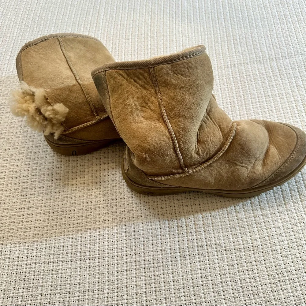 UGG Ultimate Short Boots Women Size 8 Tan Suede Sheepskin Cozy Hole - see photos